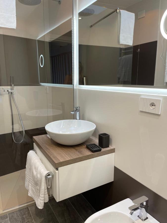 קליארי 18 Dante Luxury Suites מראה חיצוני תמונה